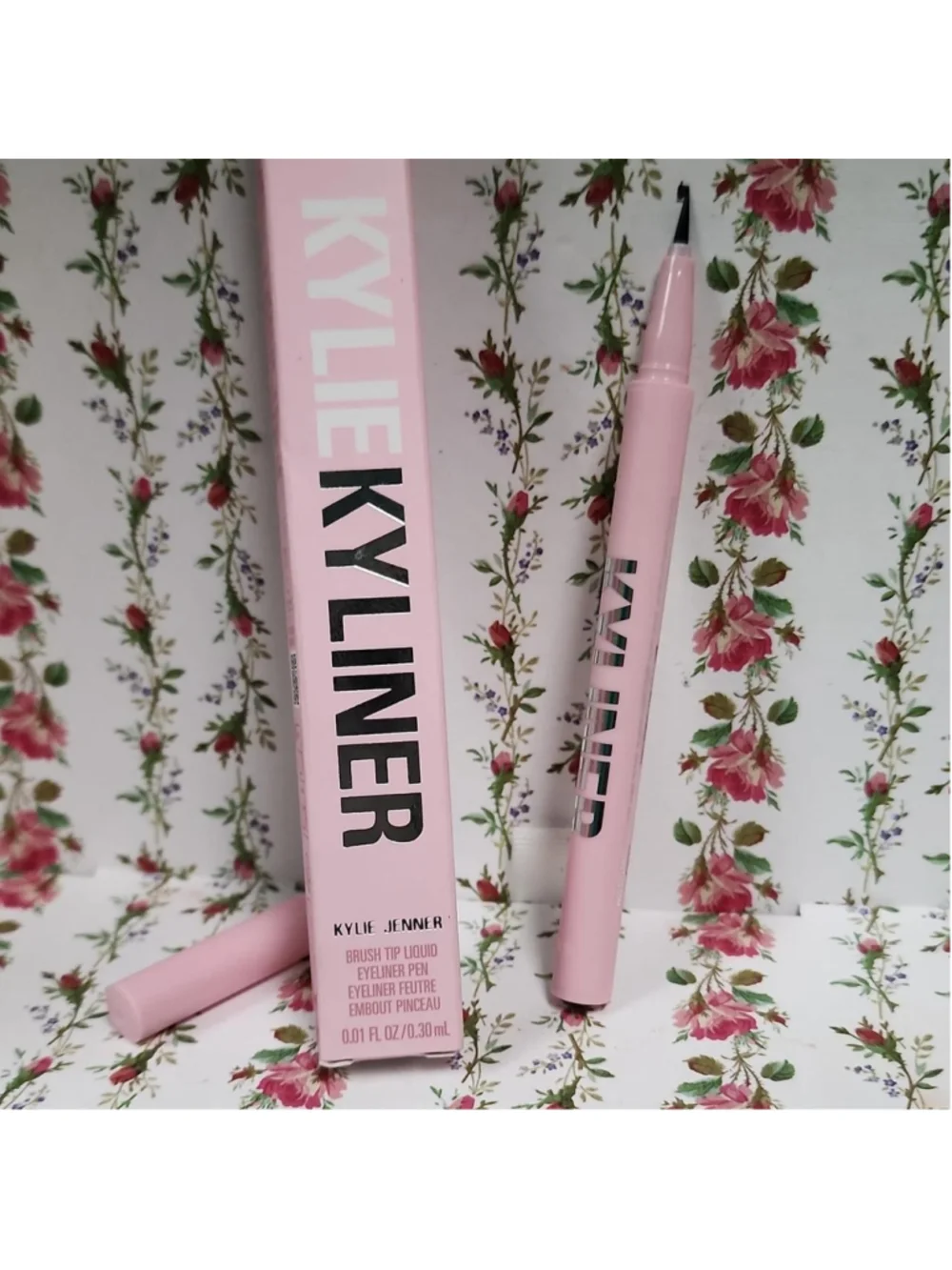 Kylie Jenner Liquid Eyeliner in Black #kylie #eyeliner